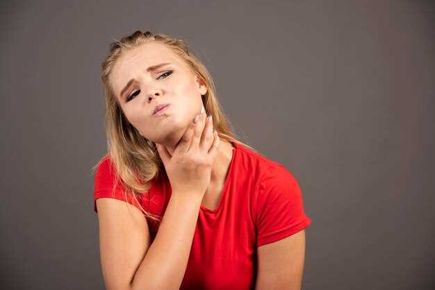 Белые полоски на горле: причины, симптомы, лечение