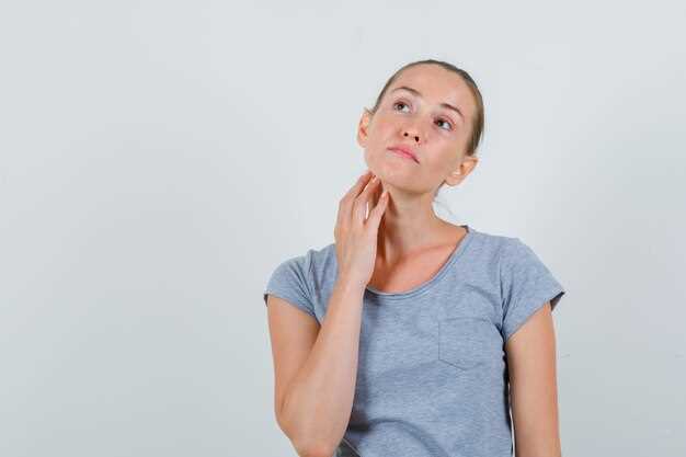Основные причины появления белых полосок на горле