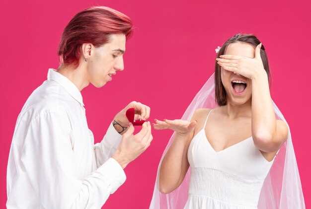 Молодая женщина кусает парня за ухо.
