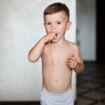 Почему младенец плачет и отказывается от еды: причины и решения