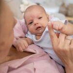 Почему новорожденные беспокойны и вздрагивают: причины и рекомендации