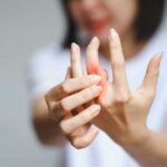 Посинел палец на руке: причины и лечение