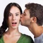 После поцелуев: почему возникает раздражение над губой и как с ним бороться