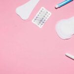 Задержка менструации и появление розовых выделений: что может означать?