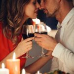 Зажгите красные свечи и вкладывайте кольцо в бокал: новогодние ритуалы для привлечения любви